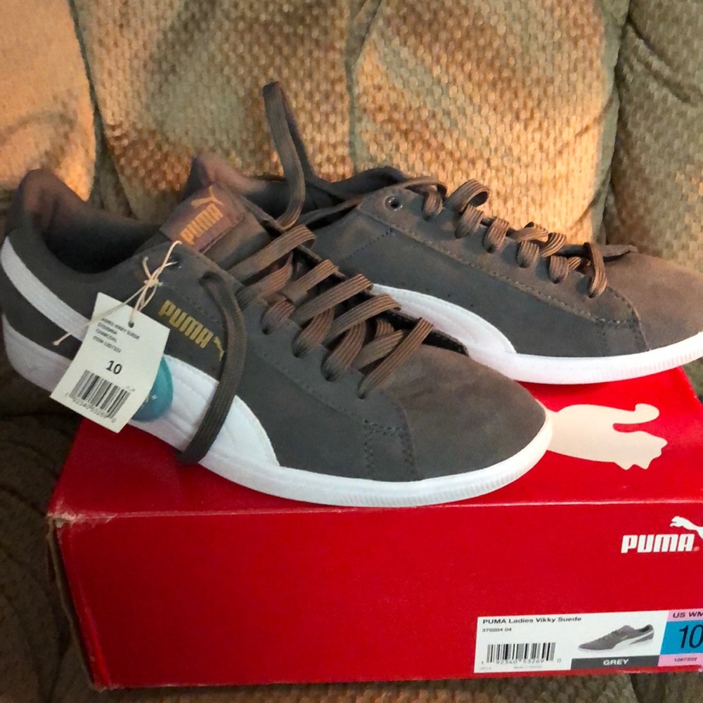 NIB Puma ladies Vikky suede